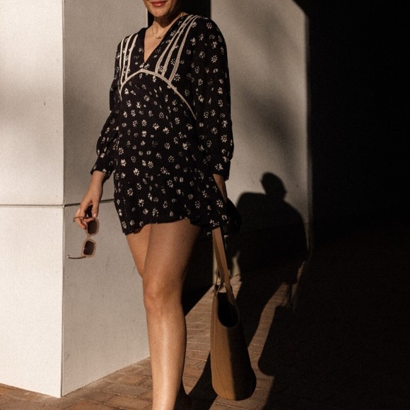 ZARA BLACK FLORAL LACE V NECK SHORT DRESS LONG SLEEVES SIZE M NWOT - Picture 2 of 9